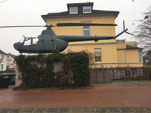 Hubschrauber von Michael Sailstorfer im Außenbereich des MartA Herford