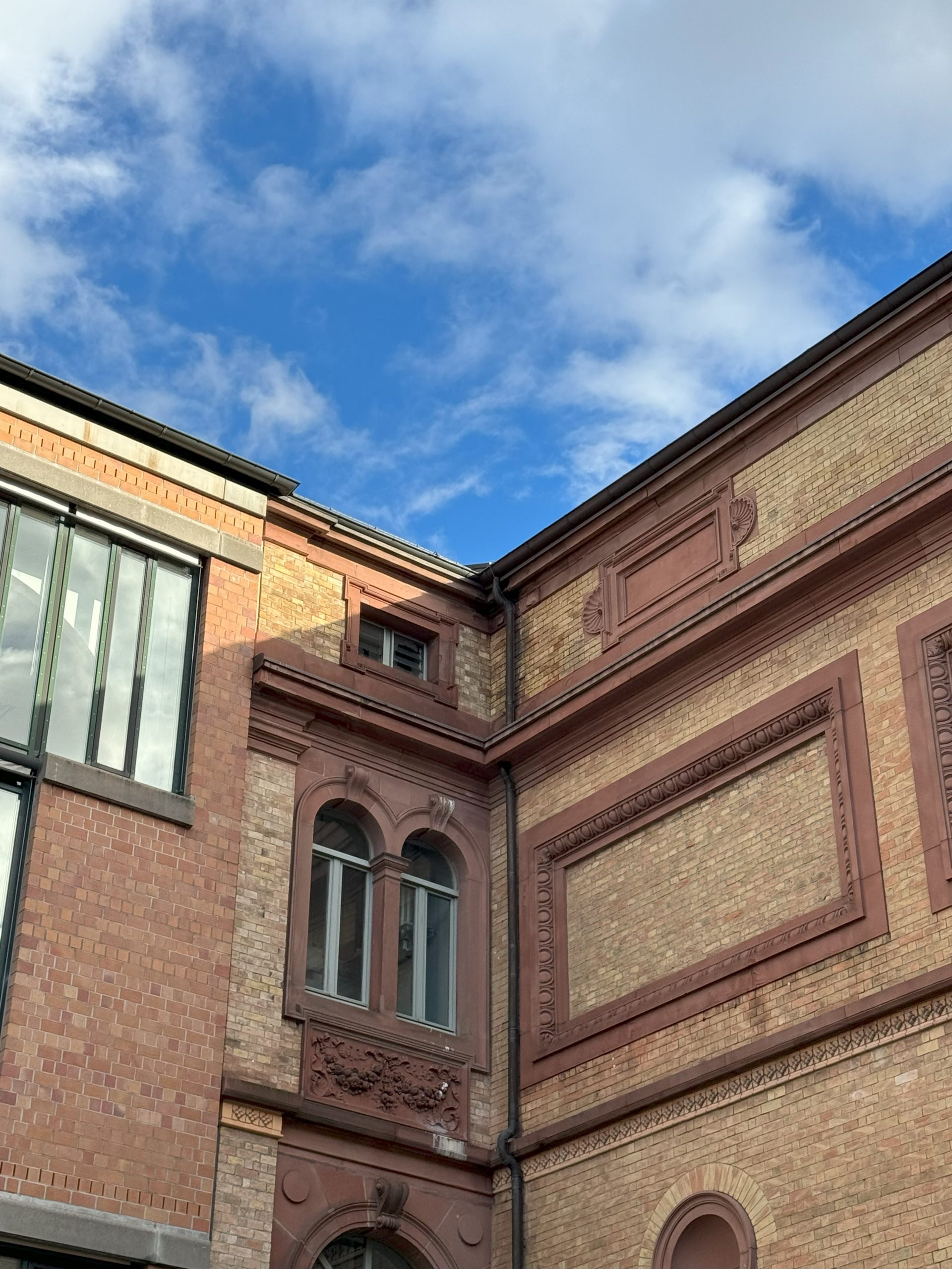 Blick auf die Fassade der Kunsthalle Karlsruhe vom Innenhof her gesehen. 