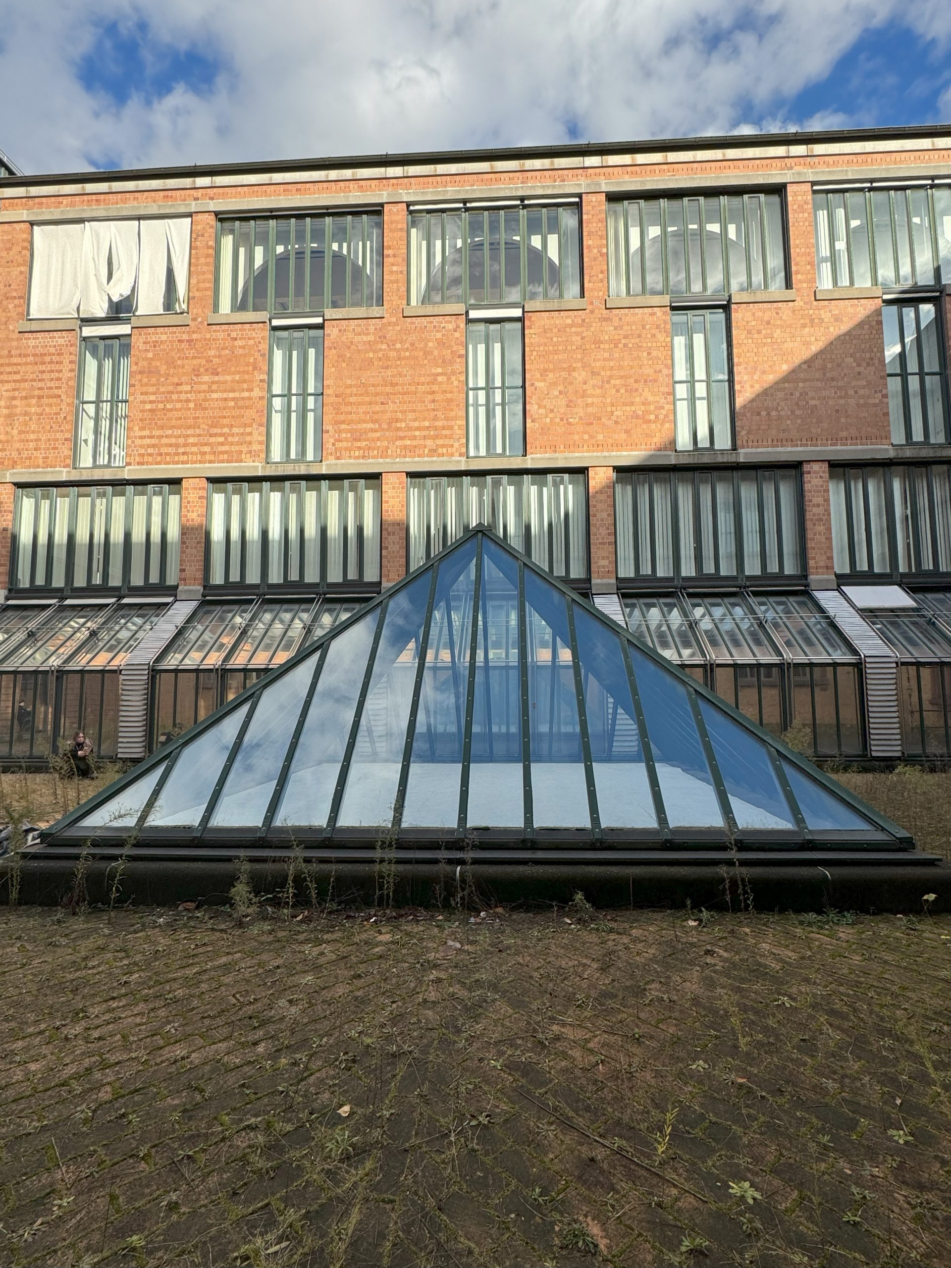 Glaspyramide im Innenhof der Kunsthalle Karlsruhe 
