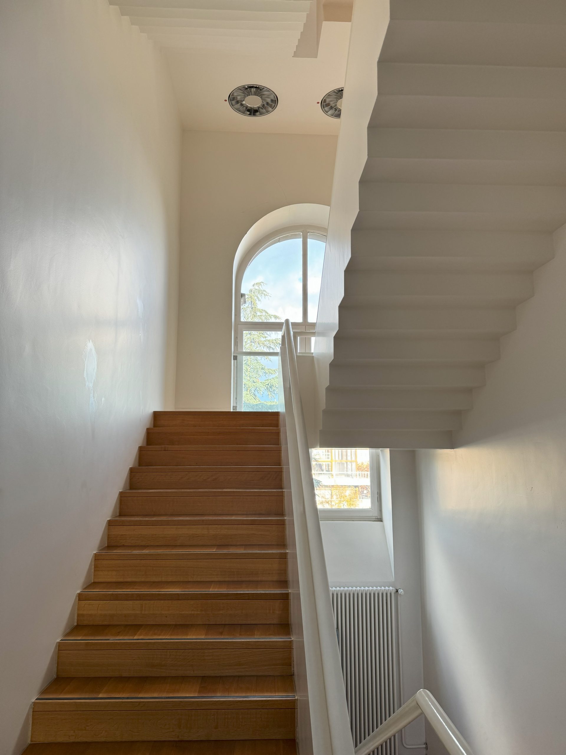 Blick in das moderne Treppenhaus der Kunsthalle Karlsruhe 