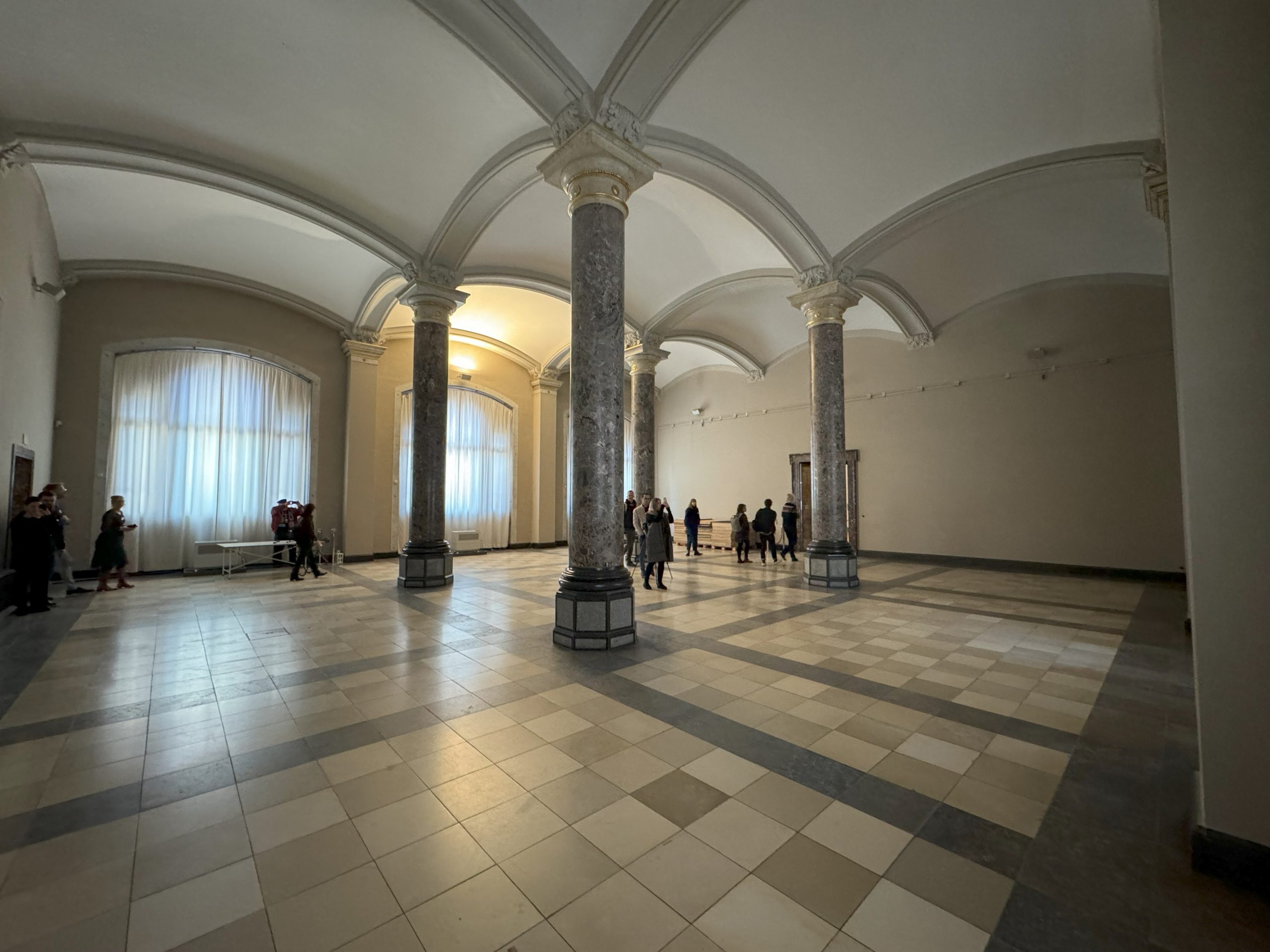 Blick in leeren Ausstellungssaal mit Säulen und Gewölbe 