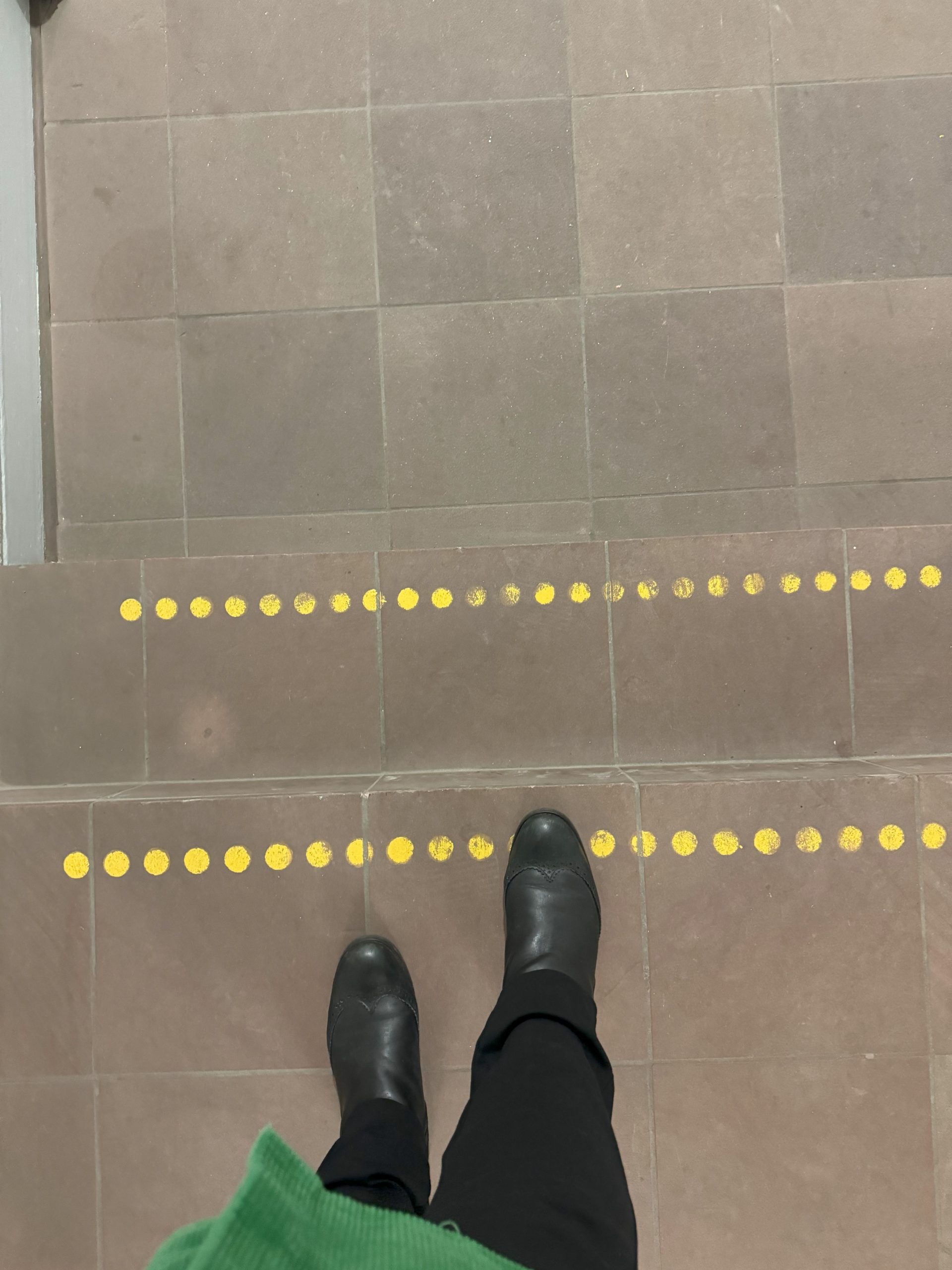 Treppe mit Markierungen aus gelben Punkten 