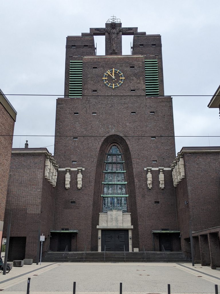 Blick auf die Fassade und den Eingang der Heilig-Kreuz-Kirche in Gelsenkirchen. Ein herausragendes Beispiel des Backstein-Expressionismus mit einem Eingangstor in Form einer Parabel 