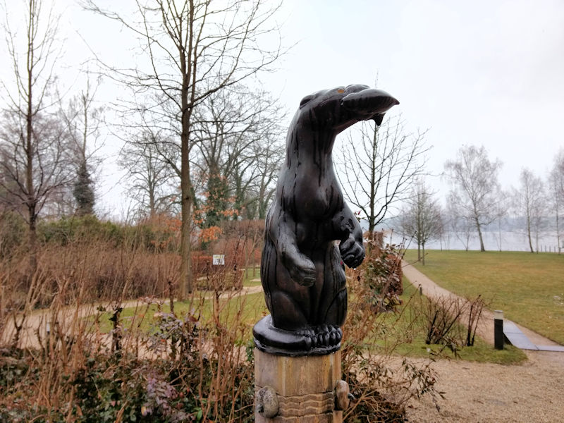 Der Fischotter, den August Gaul geschaffen hat. Er steht im Garten der Liebermann Villa.