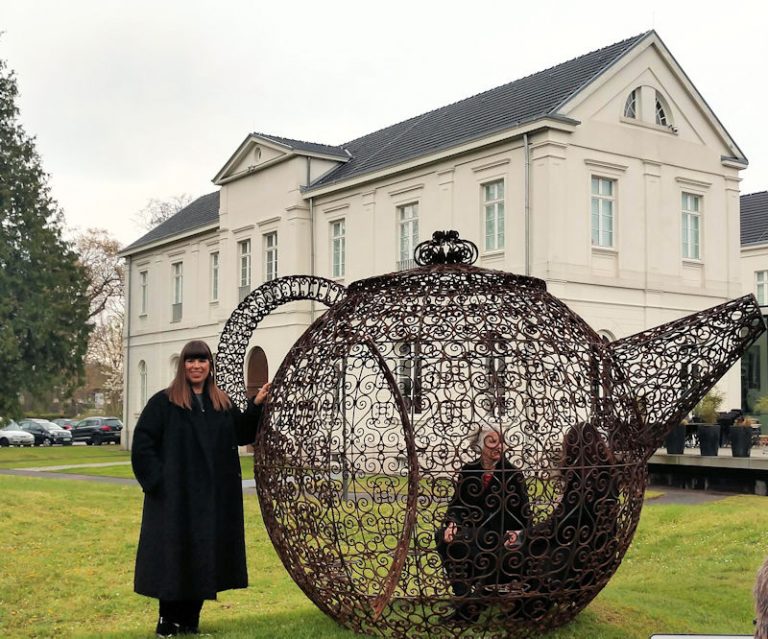 Opulenz mit Hintergründigkeit – Joana Vasconcelos im Max Ernst Museum