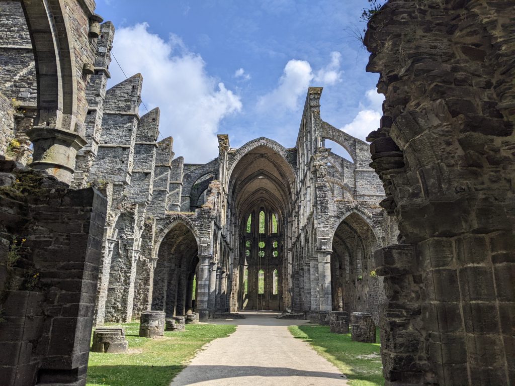 Blick auf die Ruinen einer belgischen Zisterzienser-Abtei. In der Ferne der Hochchor im gotischen Stil. 