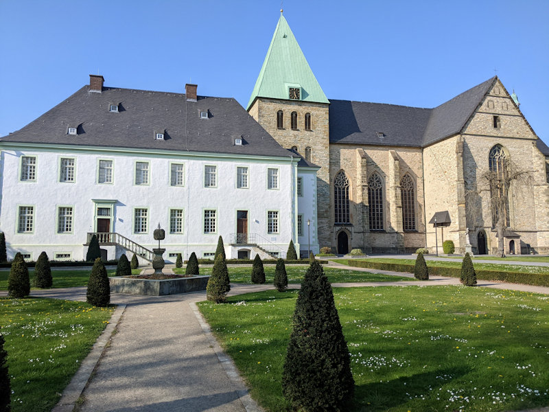 Blick auf die Abtei Liesborn. Rechts die Kirche, links das heute als Museum genutzte Haus.