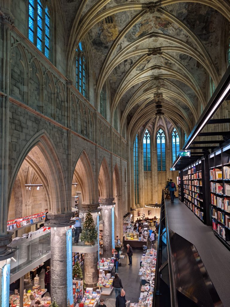 Blick in eine Kirche, die heute als Buchladen genutzt wird. 